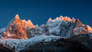 Snowy mountain range full moon - dramatic light free wallpaper