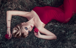 Red dress woman rose blonde - a rose free wallpaper