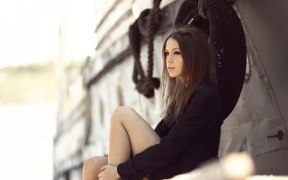Woman sitting building crossed portrait - the side of a building free wallpaper