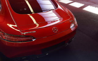 Red mercedes sports car parking - photorealistic lighting free wallpaper