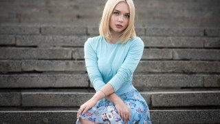 Woman sitting stairs blonde bandaged - a set of stairs free wallpaper