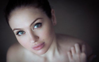 Blue eyes short hair pose - a short haircut free wallpaper for desktop