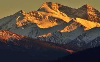 Snowy mountain sunset red light - the top of it free wallpaper