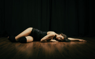 Woman blackdress stockings puzzle diffuselighting - her knee free wallpaper for desktop