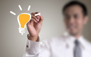 Man white shirt drawing lightbulb - diffuse free wallpaper