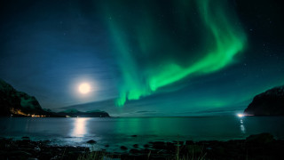 Aurora borealis moonlit water night - aurora free wallpaper for desktop
