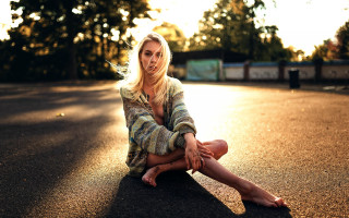 Woman crossed legs hand hip - fashion photography free wallpaper