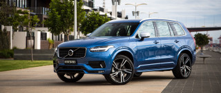 Blue volvo suv city street 2 - a city street next free wallpaper