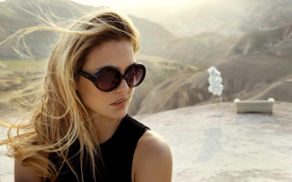 Woman sunglasses mountains statue beach - bettina heinenayech free wallpaper