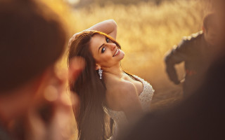 Aramenta dianthe vail beach sunset - a man in the background and a woman in the foreground free wallpaper for desktop