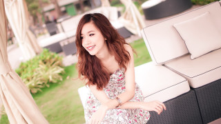 Alice portrait cosplay blurry lawn - a white curtain free wallpaper