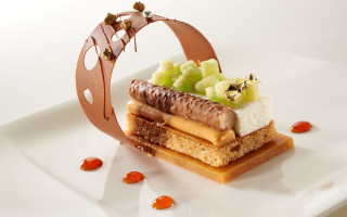 Dessert fruit chocolate whiteplate decorative - a chocolate bar free wallpaper