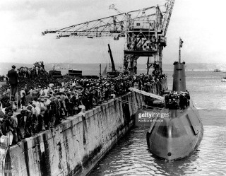 Submarine loading people boat water - a submarine free wallpaper