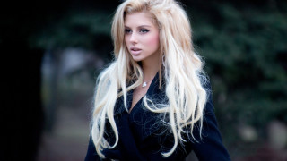 Blonde woman park fashion portrait - contemporary fashion free wallpaper