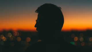 Man glasses sunset bokeh backlighting - glass free wallpaper