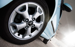 Car tire skyblue car building - a close up of a car tire free wallpaper