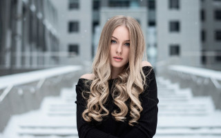Blonde woman building stairs snow - the ground in the foreground free wallpaper