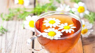 Tea daisies wooden table blurry - daisy free wallpaper