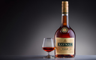 Raynal wine bottle glass gradient - a bottle free wallpaper