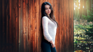 Woman leaning wooden wall forest - leaning free wallpaper for desktop