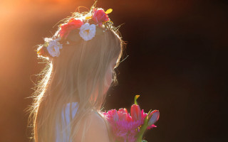 Girl flower crown bouquet backlighting - a flower crown free wallpaper for desktop