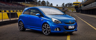 Blue car road yellow lines - a yellow line free wallpaper