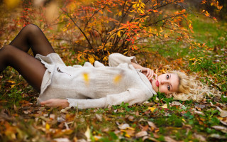 Woman leaves grass autumn blonde - her chest free wallpaper