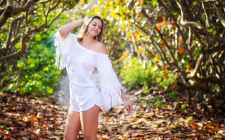 Woman white dress woods christmas - the ground and trees free wallpaper