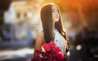 Woman bouquet city street portrait - a city street in the background free wallpaper