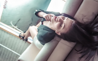 Woman laying couch mirror blurry - a mirror in the background free wallpaper