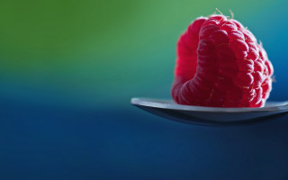 Red raspberry spoon blurry background - a blurry background behind free wallpaper for desktop
