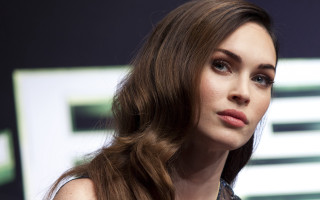 Woman dress stage microphone portrait - perfect face free wallpaper