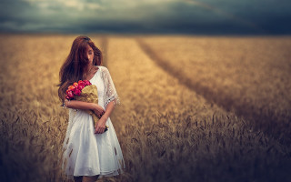 Woman white dress holding bouquet - anka zhuravleva free wallpaper