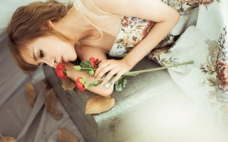 Woman flower bed brown eyes - chen jiru free wallpaper