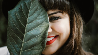 Woman hat leaf smiling naturalism - she free wallpaper