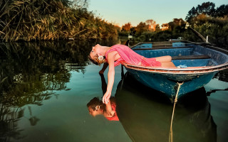 Woman pink dress boat reflection - a pink dress free wallpaper for desktop