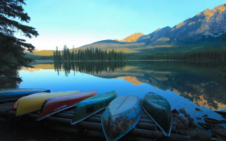 Canoes dock lake mountains forest - plein air free wallpaper for desktop