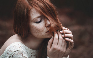 Freckled hair woman holding hands - she free wallpaper