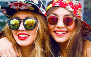 Two women hats sunglasses smiling - a picture together in front free wallpaper