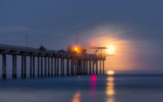 Pier light night moon boat - a pier free wallpaper for desktop