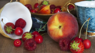 Kitsch food stilllife berries fruit - top of a table free wallpaper for desktop