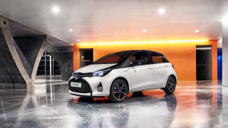 White car garage orange wall - a black door free wallpaper for desktop