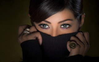 Blue eyes black sweater coin - her finger and a ring free wallpaper