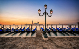 Gondolas streetlight sunset cityscape ocean - a street light free wallpaper