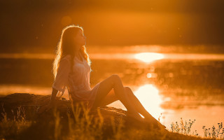 Woman lake sunset backlit art - the sun shining behind her free wallpaper