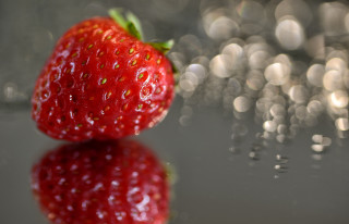 Strawberry reflection blurry background tiltshift - reflective free wallpaper