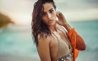 Woman bikini beach phone handbag - fashion photography free wallpaper