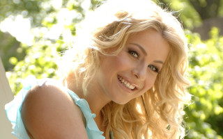 Blonde woman blue dress smiling - bettina heinenayech free wallpaper
