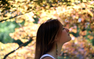 Woman tree frisbee autumn blurry - celia fiennes free wallpaper for desktop