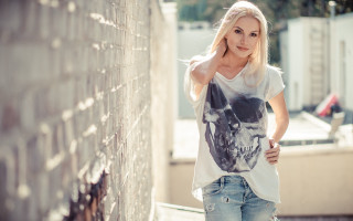 Woman blonde holding skull cosplay - a woman leaning against a wall free wallpaper